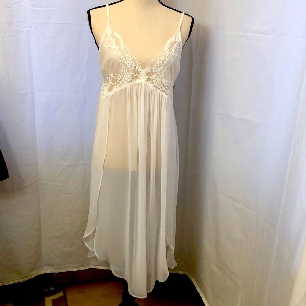 In Bloom by Jonquil bridal lace nightgown and robe. Off white size M/L